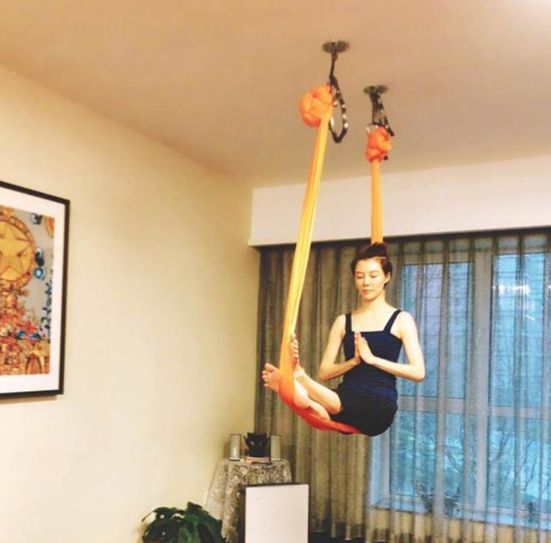 曾近的富豪太太變身小龍女繩上打坐，36歲車曉身材如少女