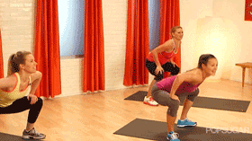 忙中偷閑去健身的小姐姐，21歲擁有S型身材了令人羨慕不已