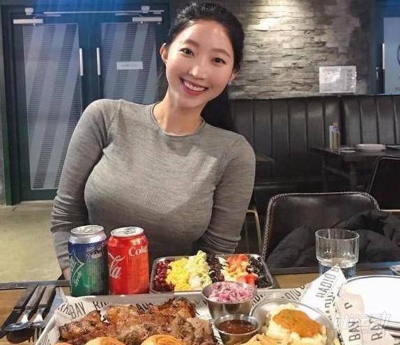 有著不輸卡戴珊的性感身材，卻有著精致小巧的臉