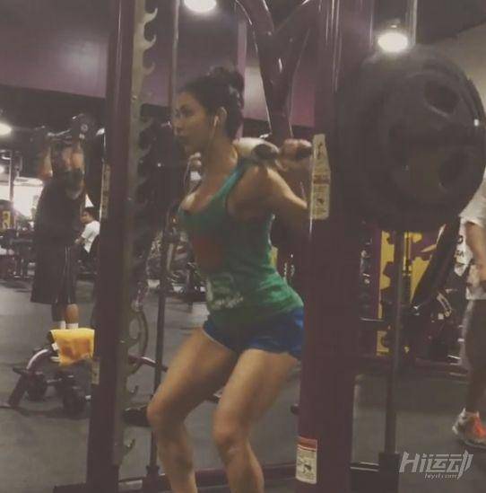 標準的歐美性感美女身材，這樣的豐腴美人別有一番風情