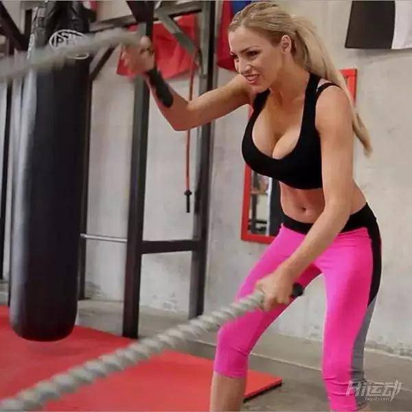 膝蓋痛還想做有氧運動？戰(zhàn)繩訓練可以幫你