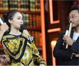 趙本山的女兒瘦成網紅臉，曬馬甲線A4腰網友稱太假