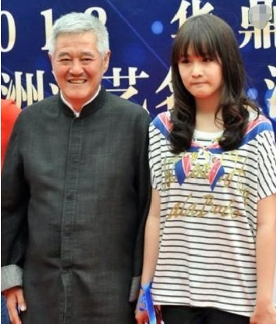 趙本山的女兒瘦成網紅臉，曬馬甲線A4腰網友稱太假