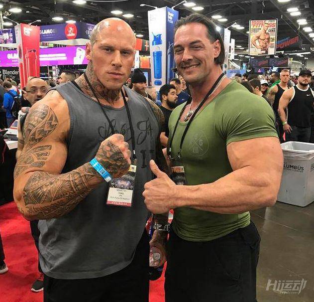 15歲健身至今的肌肉巨人，2米身高把肌肉男襯托格外嬌小