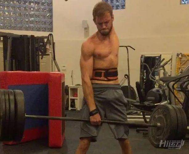 上半身缺失手臂肩膀的肌肉男，逆襲成健體遠動員，不向命運服輸