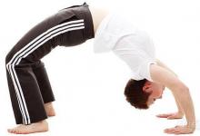 10個動作睡前瑜伽！舒經活血驅除每天疲勞