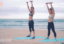 沙灘燃脂訓(xùn)練，兩個(gè)小天使帶你打造魔鬼身材