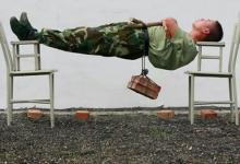 最新奇健身方式讓你1秒變高手，網(wǎng)友稱原來健身器材還可以這么用