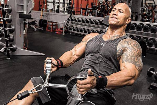 巨石強森女兒剛剛出生，竟然半夜又跑去健身房了