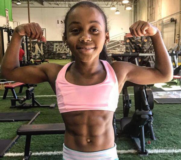 9歲蘿莉8塊腹肌！被這強大的身體控制力震撼到了