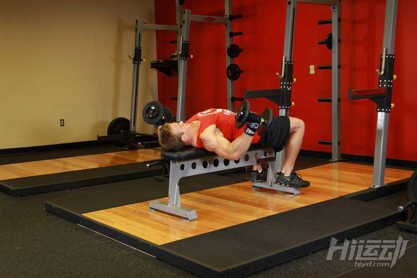 啞鈴練胸計劃 在家也能練出大胸肌