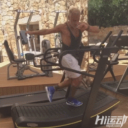 50歲堅持健身練好身材，輕松追到小20歲的模特女友！我差點就信了