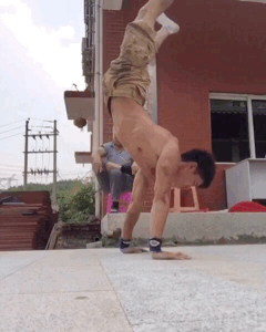 看搬磚小哥如何在工地健身 大寫的牛！