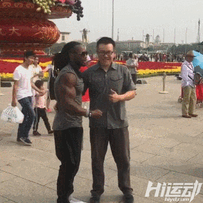 國外黑人天安門前赤裸上身，武警面前束手就擒
