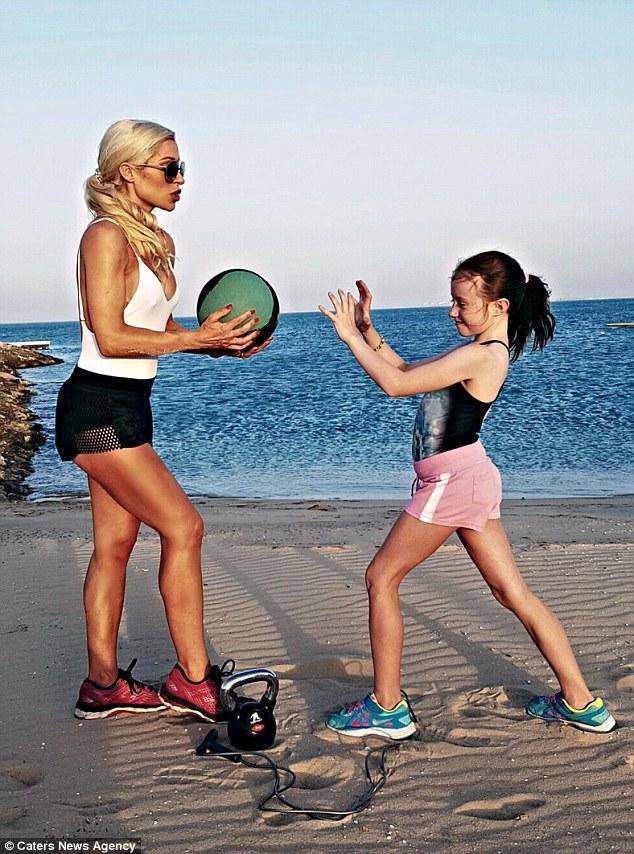 這才是辣媽 生五個娃照樣練出八塊腹肌