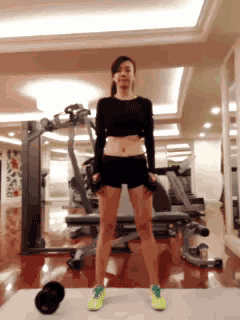 健身美女周韋彤帶你練習瘦腿運動