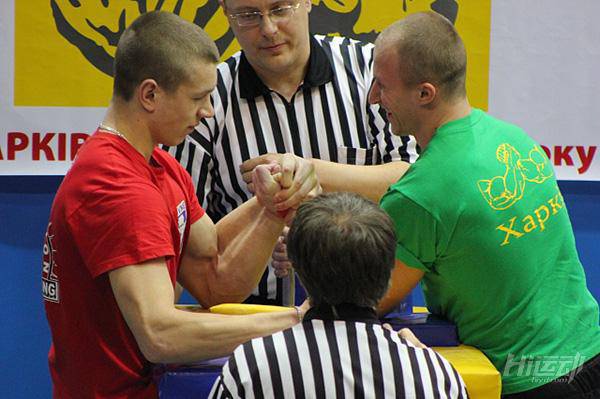 塊頭不大的扳手腕王者！小臂有45厘米粗