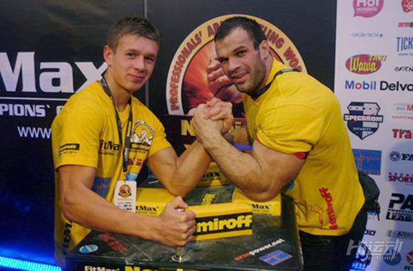 塊頭不大的扳手腕王者！小臂有45厘米粗