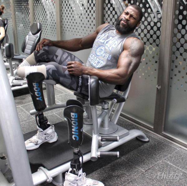 4歲失去雙腿，卻不滿足于假肢能站立！挑戰健身終成冠軍