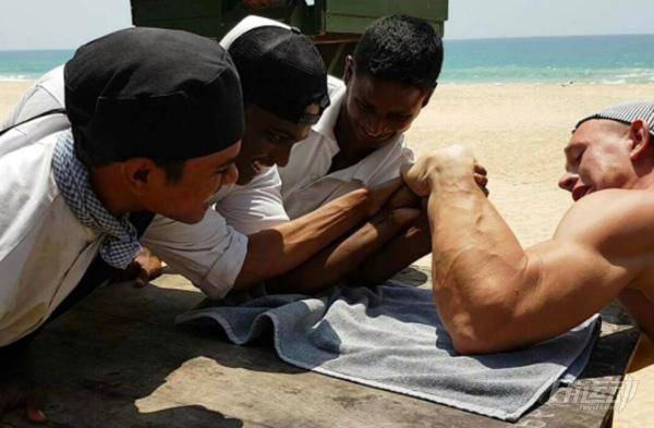 塊頭不大的扳手腕王者！小臂有45厘米粗