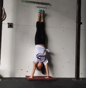 這個11歲蘿莉讓很多人汗顏！硬拉深蹲樣樣精通