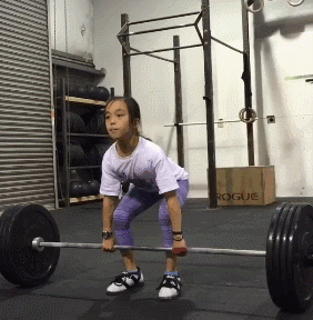 這個11歲蘿莉讓很多人汗顏！硬拉深蹲樣樣精通