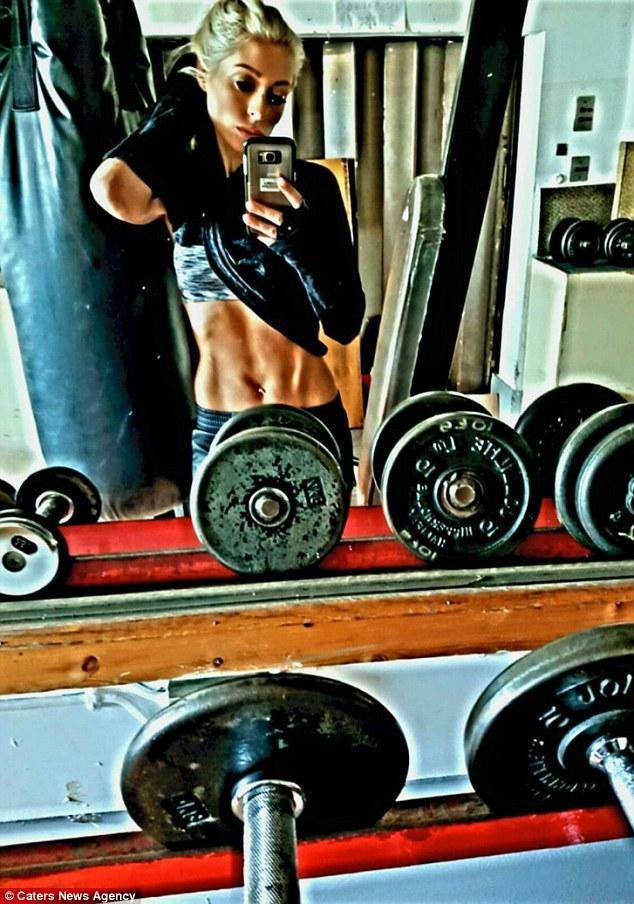 這才是辣媽 生五個娃照樣練出八塊腹肌