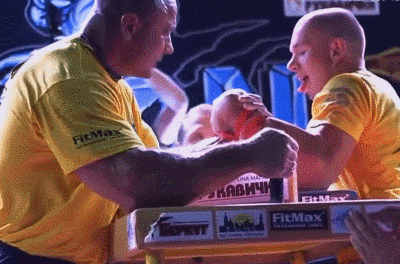 塊頭不大的扳手腕王者！小臂有45厘米粗