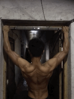 看搬磚小哥如何在工地健身 大寫的牛！