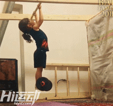 年僅4歲的“小姑涼”一身肌肉，競(jìng)對(duì)父親下如此狠手！