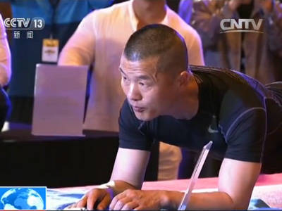 中國特警毛衛東再創平板撐世界紀錄