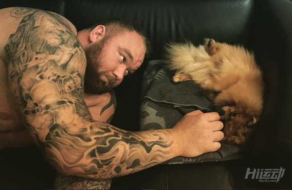 2018年世界大力士冠軍，硬拉1041磅打破世界紀錄：喜歡小狗狗