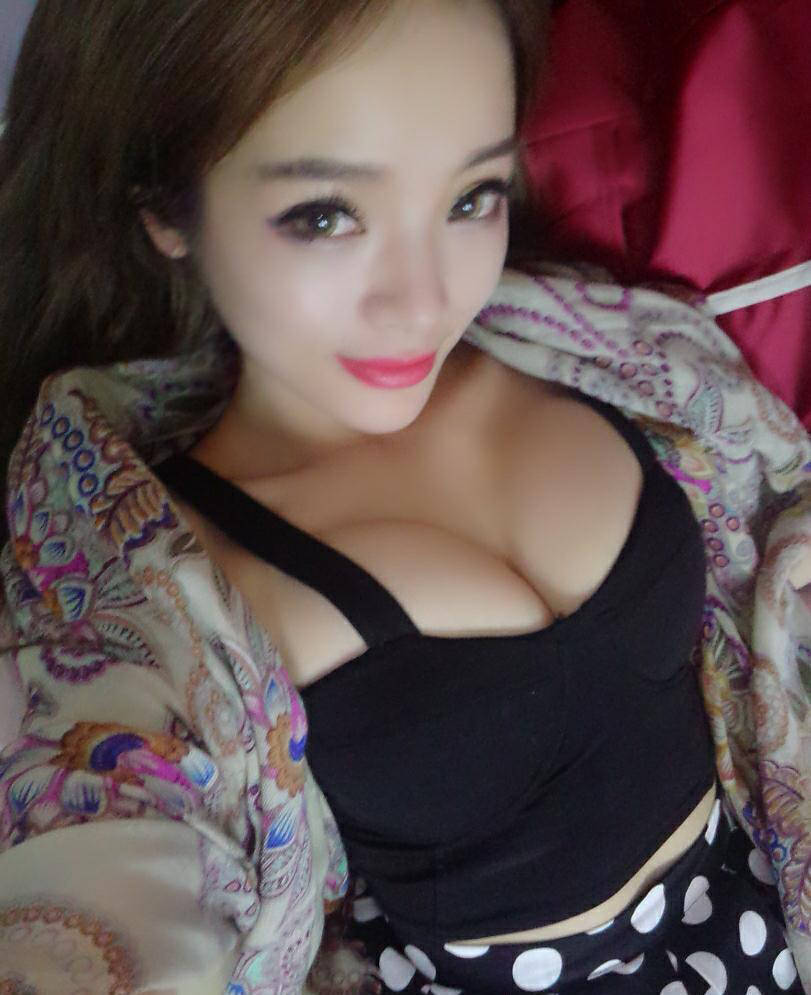 胸大也尷尬 足球寶貝曬私照打馬賽克