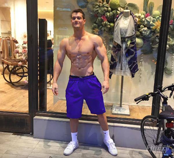 男人好身材對妹子的吸引力有多大？健身小哥街頭實(shí)驗(yàn)