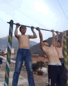 看搬磚小哥如何在工地健身 大寫的牛！