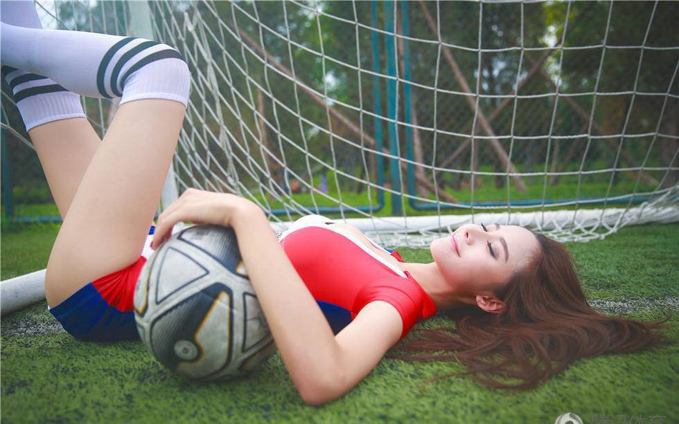 助力歐洲杯 混血寶貝低胸力挺法國