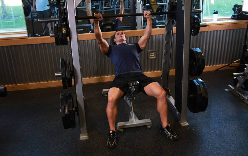 健身房器械選擇 啞鈴杠鈴對你更有用