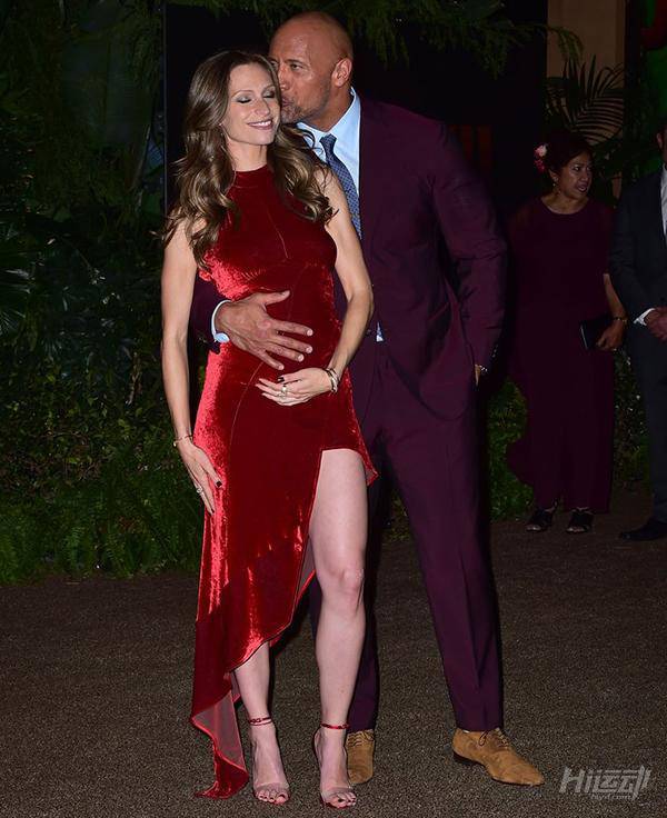 巨石強森女兒剛剛出生，竟然半夜又跑去健身房了