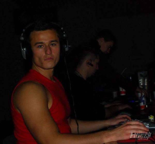 最強(qiáng)壯的CS：GO游戲冠軍！游戲與健身都不耽誤