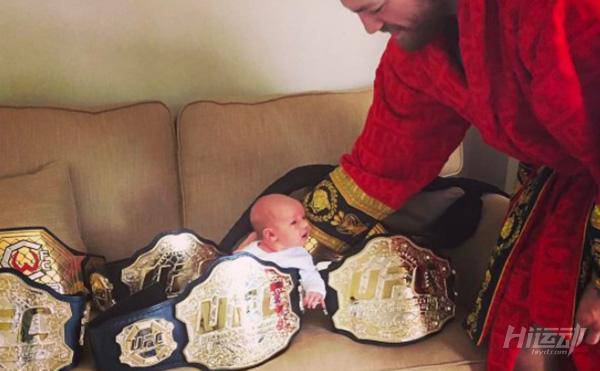 一個修理工靠女友養活幾年：苦練拳擊，冠軍金腰帶拿到手軟