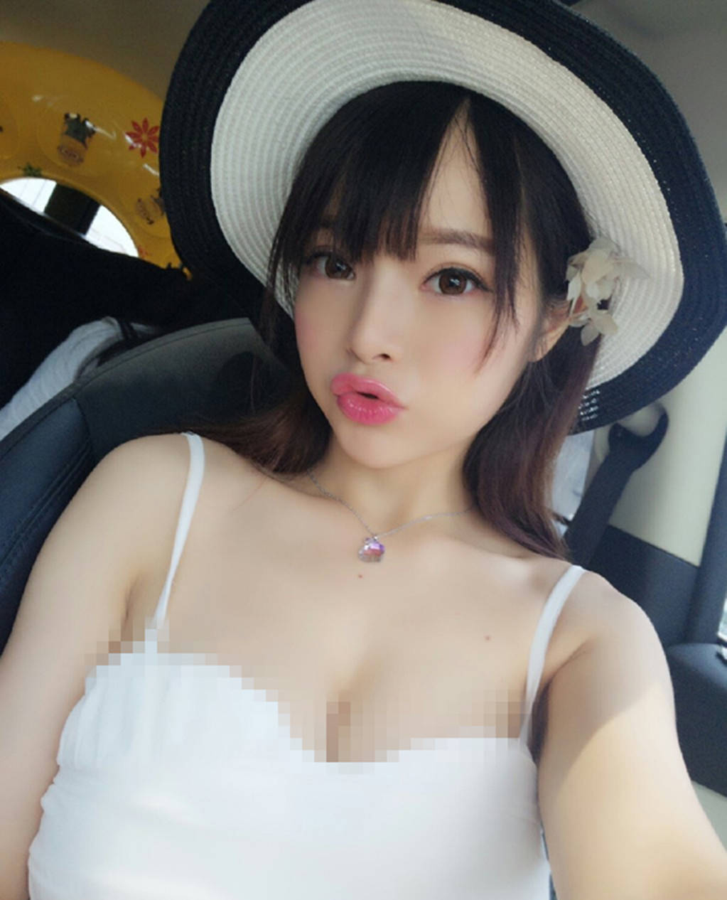 胸大也尷尬 足球寶貝曬私照打馬賽克