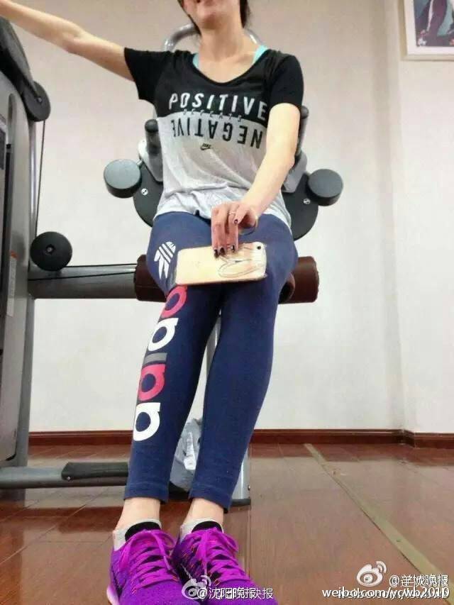 美女真會玩 曬i6腿的話題又火了