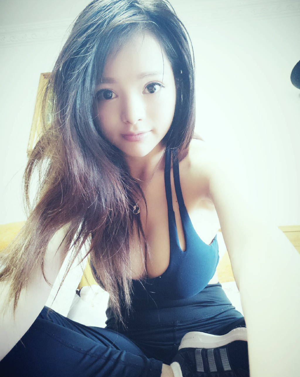 胸大也尷尬 足球寶貝曬私照打馬賽克