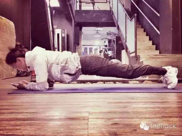 王珞丹曬性感腹肌照 最美馬甲線