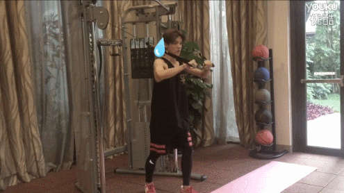 鹿晗出道這四年的肌肉成長史