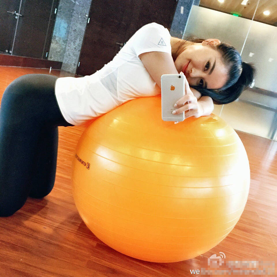 名模趙雨霏健身房美照 秀曼妙身姿