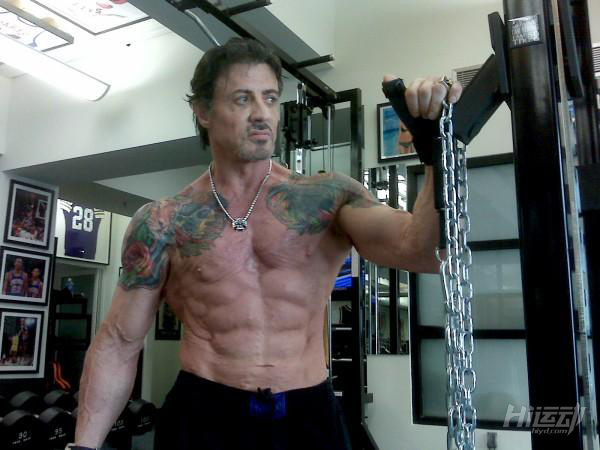 72歲史泰龍為新電影瘋狂訓練，狀態驚人：年齡只是數字