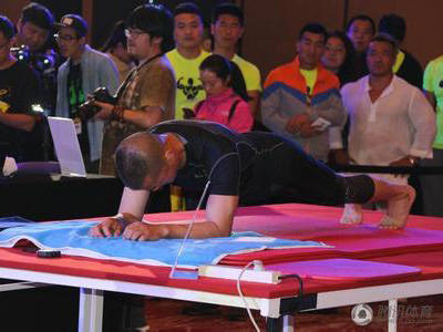 中國特警毛衛東再創平板撐世界紀錄