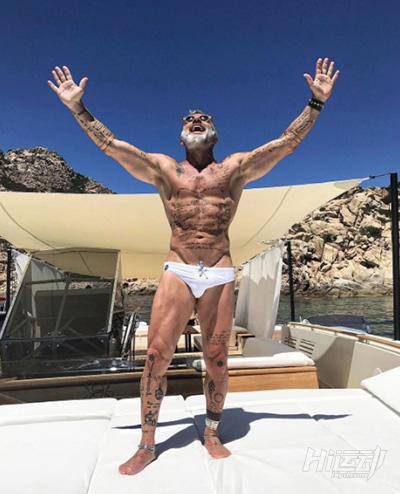 50歲堅持健身練好身材，輕松追到小20歲的模特女友！我差點就信了