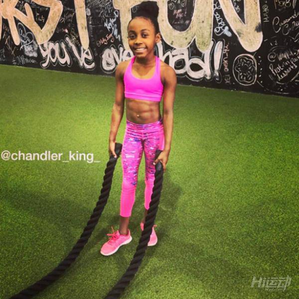 9歲蘿莉8塊腹肌！被這強大的身體控制力震撼到了